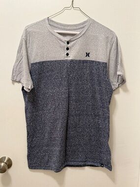 Hurley Men’s Gray and Navy Two-Tone Henley Tee